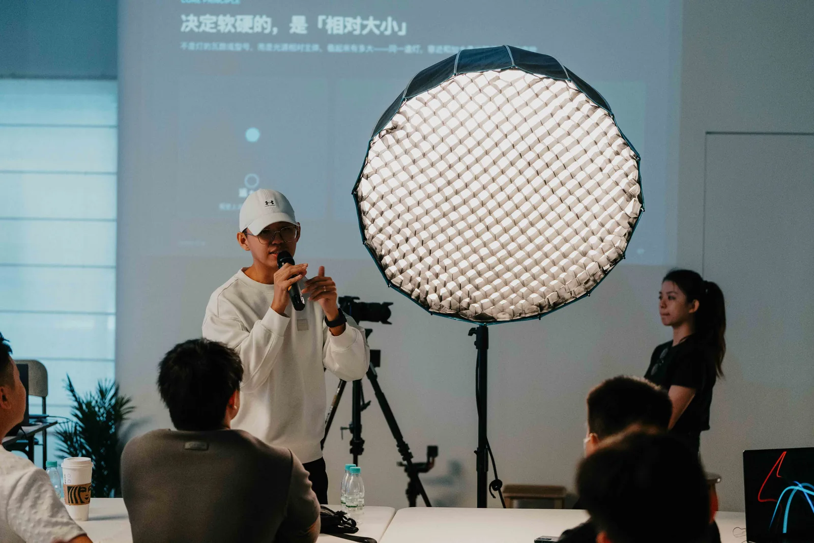 Lighting demonstration with a large soft light